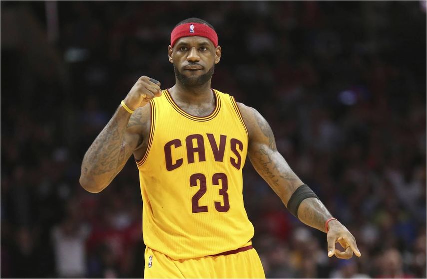 James encabeza al Este y Curry al Oeste