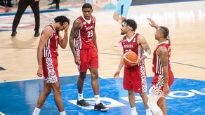 Los jugadores del quinteto de Panamá muestran su decepción tras caer en el último segundo ante Uruguay en Montevideo. Foto: Cortesía/FibaAmericas