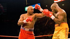 En 1994, George Foreman (pantalón rojo) venció a Michael Moorer (amarillo) por nocaut en 10 asaltos para coronarse por segunda ocansión campeón mundial peso pesado. Foto: Archivo