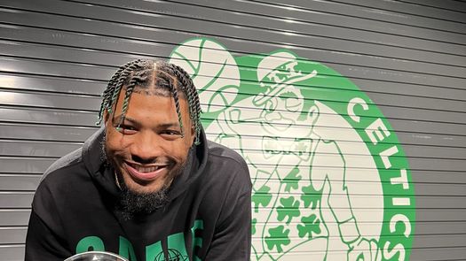 Marcus Smart, Jugador Defensivo del Año en la NBA, es el segundo jugador de los Celtics en recibir este galardón y el primer base desde Gary Payton en 1996.