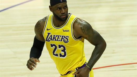 Venden tarjeta de LeBron James por casi dos millones de dólares