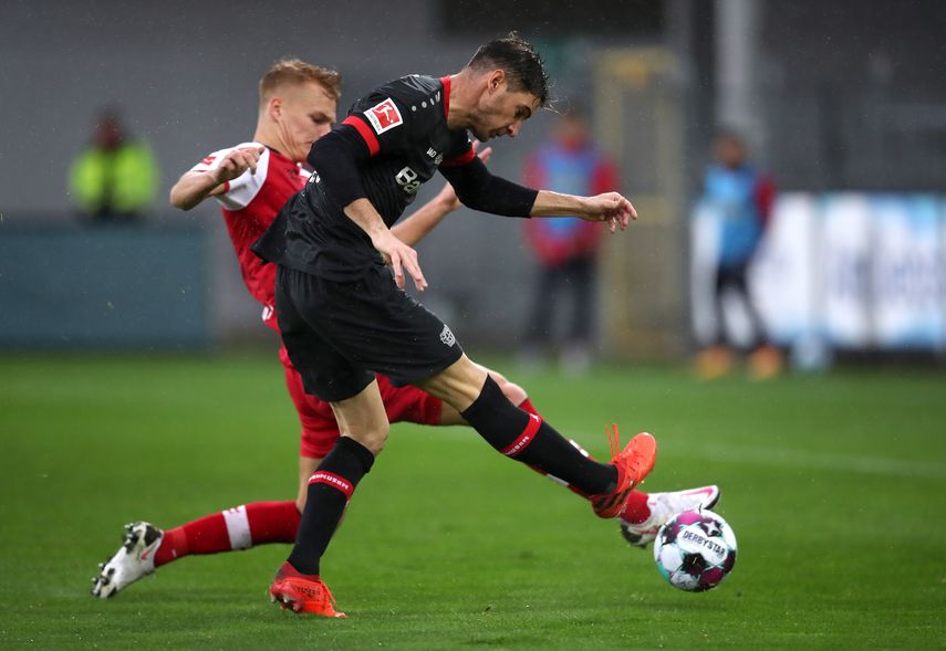 Lucas Alario guía al Bayer Leverkusen en Friburgo