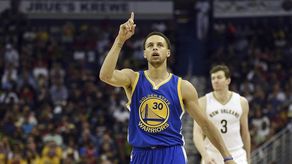 116-105. Curry superó su propia marca de triples