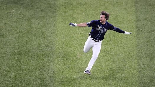 Brett Phillips impulsa un grand slam y un jonrón para los Rays