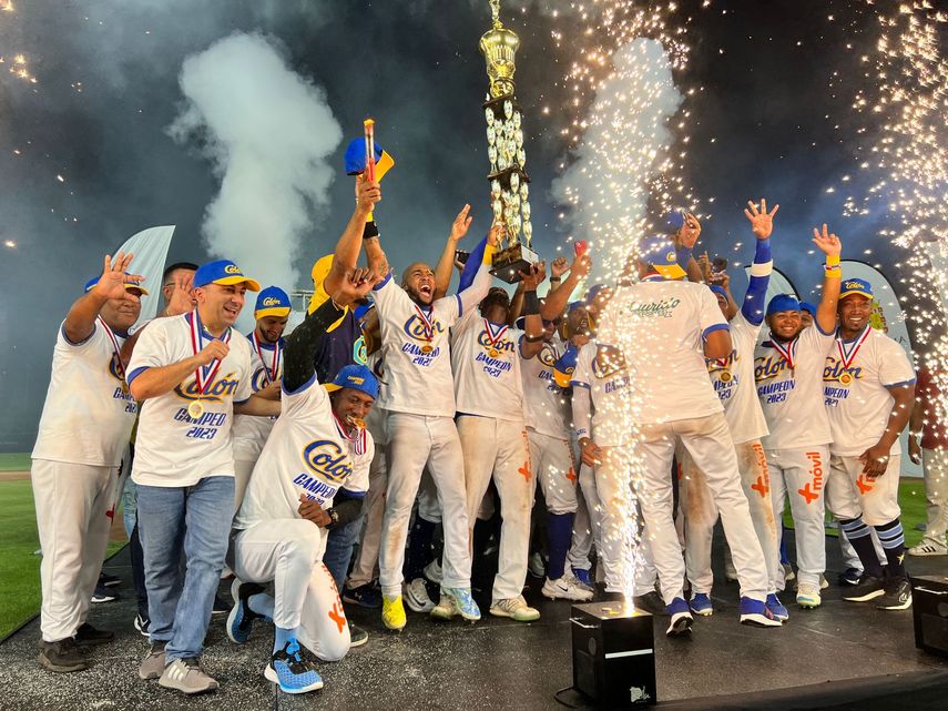 Los jugadores del equipo de Colón celebran luego de recibir el trofeo que los acredita como campeones del Torneo Mayor de Béisbol 2023. Foto: Cortesía/Fedebeis