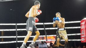 Acción del combate que sostuvieron José Núñez (derecha) y Maykol Mendoza (izquierda) la noche del sábado 27 de enero en la velada Guantes de Acero, by Zona Box celebrado en la capital panameña. Foto: Aurelio Ortiz