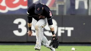 5-3. Kluber lanza sólido para los Indios, campeones de División