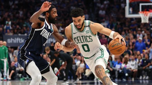 Kyrie Irving defendiendo a Jayson Tatum en el Juego 3 de Las Finales de la NBA. 