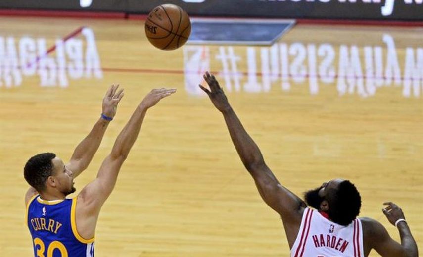 Stephen Curry sufre esguince en la rodilla derecha y será examinado este lunes