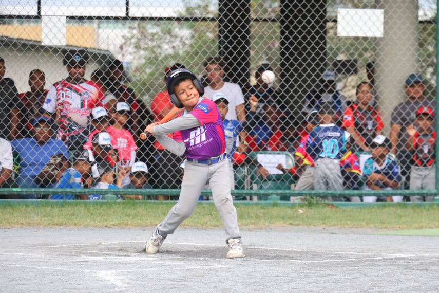 Bateador de los Leones Africanos de Chepo antes de hacer swing en el partido inaugural de Mini League ÚNICOS Copa El Machetazo 2025.&nbsp;