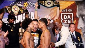John Ramírez (izquierda) y el panameño Ronal Gallito Batista (derecha) posan cara a cara luego de cumplir con el pesaje oficial la tarde del viernes. Foto: Cortesía/@GoldenBoyBoxing