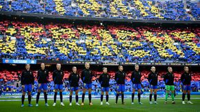El FC Barcelona Femení venció al Real Madrid 5 a 2 en un partido por la UEFA Champions League Femenina que estableció un nuevo récord mundial de asistencia, 91533 personas.