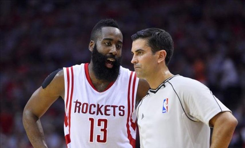 120-113. Harden y Howard mantuvieron ganadores a los Rockets