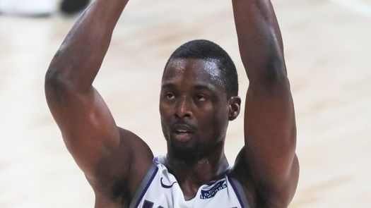 102-101. Barnes anota y sella la primera victoria de los Kings