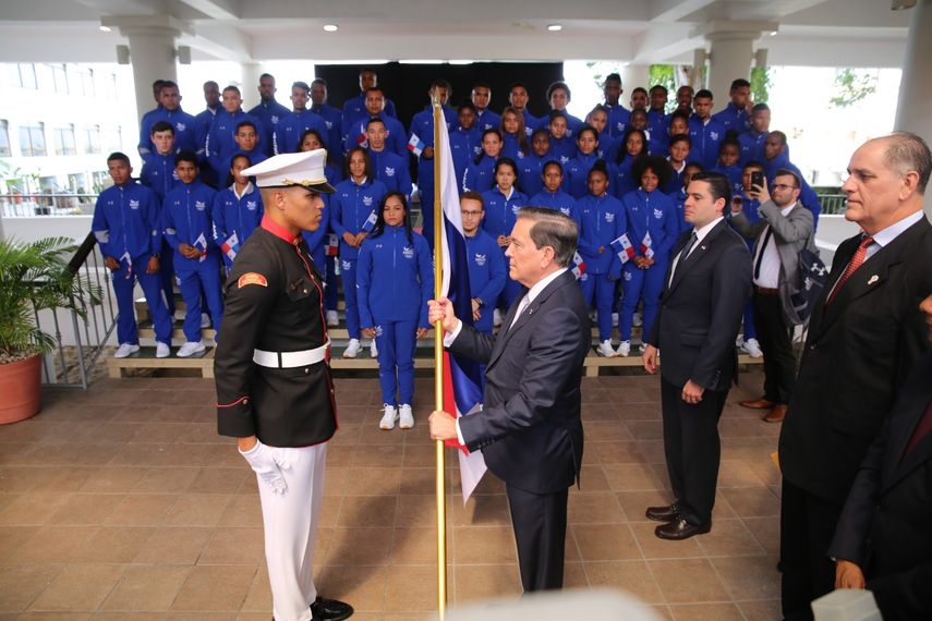 Presidente de la República Laurentino Cortizo entrega el pabellón nacional a los atletas que estarán en Lima 2019