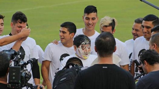 Los jugadores de Dorados meten la cara de Maradona en su pastel de cumpleaños