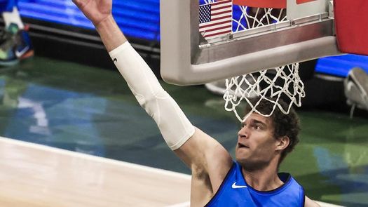 127-128. Devin Booker decide triunfo con polémico tiro de personal