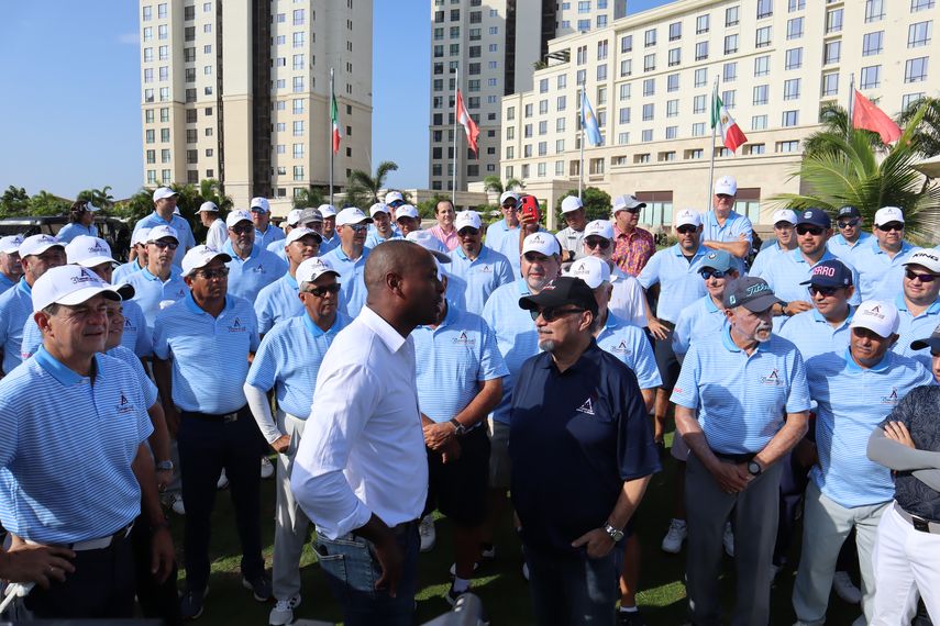 Omar Alfanno e Irving Saladino durante el acto inaugural de la 3ra edición del Torneo Fundación Omar Alfanno