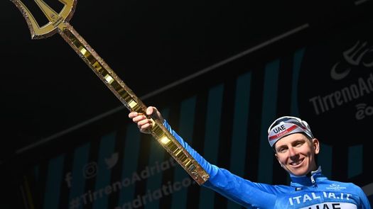Tadej Pogacar, con el icónico premio de campeón de la Tirreno-Adriático.