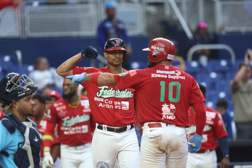 Christian Bethancourt (de frente) recibe a su compañero Iván Herrera (10) luego de que este conectó el cuadrangular que a la postre significó el triunfo para Panamá ante Curazao en el duelo por el tercer lugar de la Serie del Caribe 2024. Foto: Cortesía/CBPC