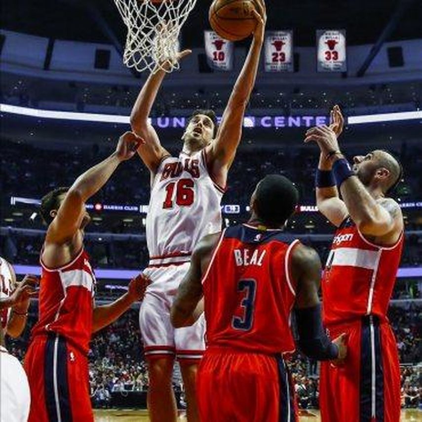Pau y Marc Gasol muestran su liderazgo; ganan Calderón y Mirotic