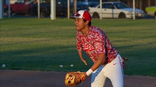 Estudiante latino discapacitado inspira a equipo juvenil de béisbol