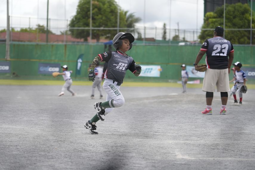 Jugador de los Lobos de Cerro Viento corriendo entre bases durante la jornada inaugural de Mini League ÚNICOS Copa El Machetazo 2026.&nbsp;