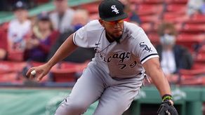 El cubano José Abreu y Hunter Dozier abandonan partido tras choque violento