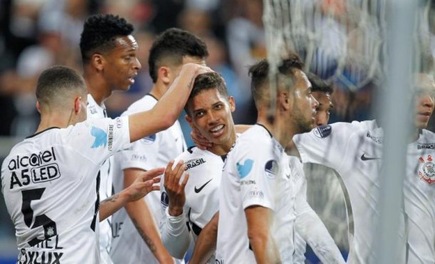 Corinthians vence en la casa del Chapecoense y amplía su ventaja como líder