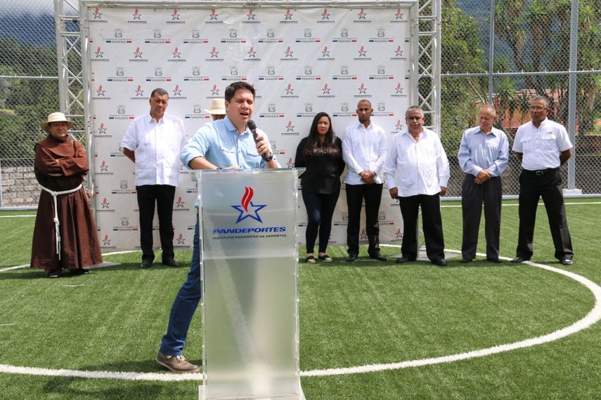 Se inaugura cancha de los Naranjos de Chiriquí