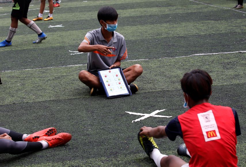 El futbolín inspira el fútbol con distanciamiento social en Camboya