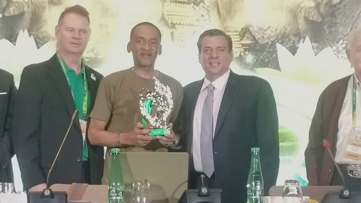 El árbitro panameño Héctor Afú (centro) fue premiado este jueves como el Árbitro del Año, 2025 por el CMB. Foto: Cortesía/Familia Afú El árbitro panameño Héctor Afú (centro) fue premiado este jueves como el Árbitro del Año, 2025 por el CMB. Foto: Cortesía/Familia Afú