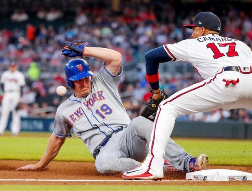 Johan Camargo pega grand slam y novato Freddy Peralta luce desde el montículo
