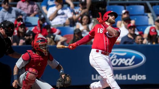 9-6. Barnhart y Aquino de los Rojos jonronean ante los Cardenales; primera pelea colectiva