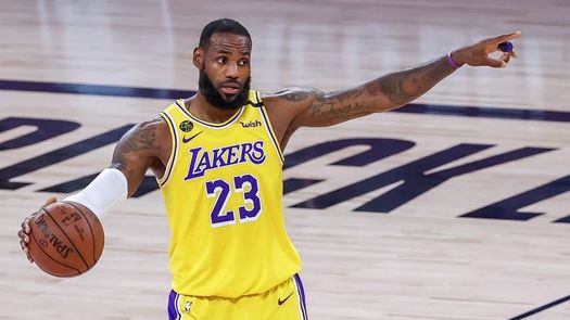 James pide ayuda para encontrar al asesino de su amiga