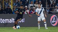 El capitán de Panamá, Aníbal Godoy intenta avanzar con el balón y dejar atrás la marca de un jugador guatemalteco ante de pasárselo a Cecilio Waterman. Foto: Cortesía/Fepafut El capitán de Panamá, Aníbal Godoy intenta avanzar con el balón y dejar atrás la marca de un jugador guatemalteco ante de pasárselo a Cecilio Waterman. Foto: Cortesía/Fepafut
