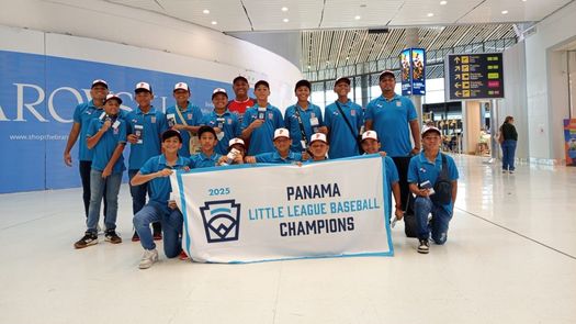 El equipo de las Pequeñas Ligas de Vacamonte posó para la fotografía una vez ingresó al Aeropuerto Internacional de Tocumen para esperar al avión que los llevará a Estados Unidos. Foto: Cortesía/P.L. de Vacamonte