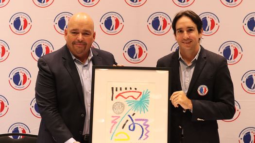 Carlos Conde (Air Europa) y Jean Pierre De Roux (presidente de APAGOLF) sostienen la obra de arte que se le otorgará al ganador del Air Europa Classic
