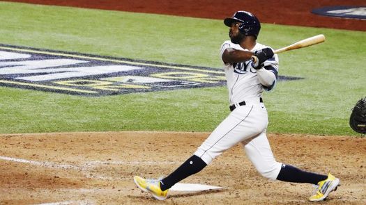 El bate del cubano Arozarena bate dos marcas y empata otra