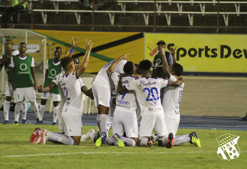 El Árabe Unido pierde pero avanza