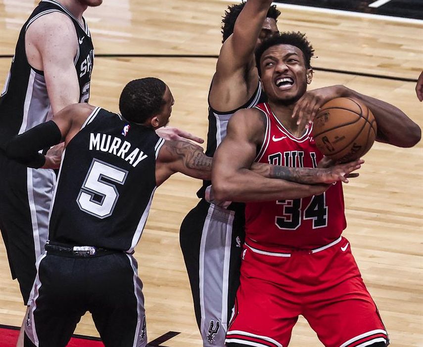 99-106. Poeltl y Spurs remontan y derrotan a Bulls para consolidar el liderato