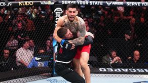 Ilia Topuria se convierte en el nuevo campeón mundial de peso pluma de la UFC.