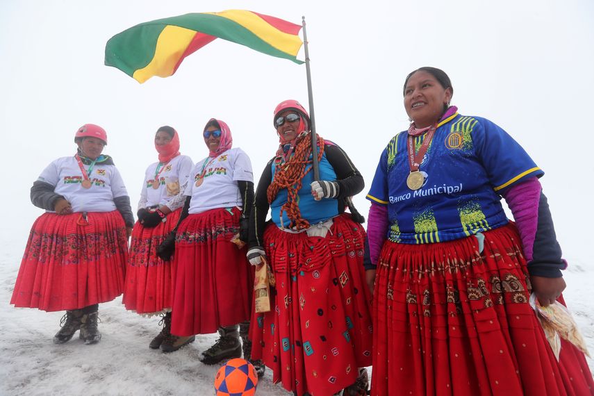 Las cholitas escaladoras bolivianas juegan fútbol a 5.000 metros de altitud