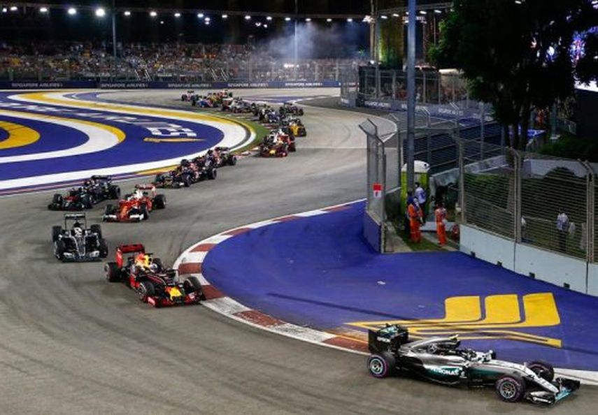 Rosberg toma el liderato del Mundial al ganar en Singapur