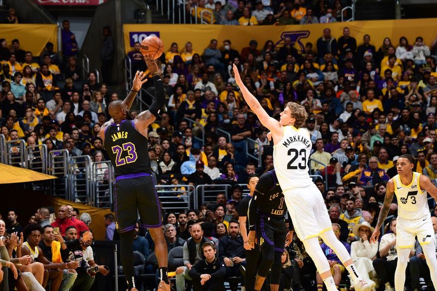 Lakers vencen al Jazz y avanzan en el In Season Tournament
