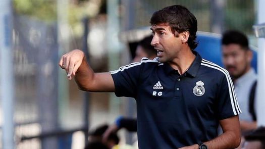 Raúl, aclamado a su llegada a hotel de concentración del Real Madrid en Moscú