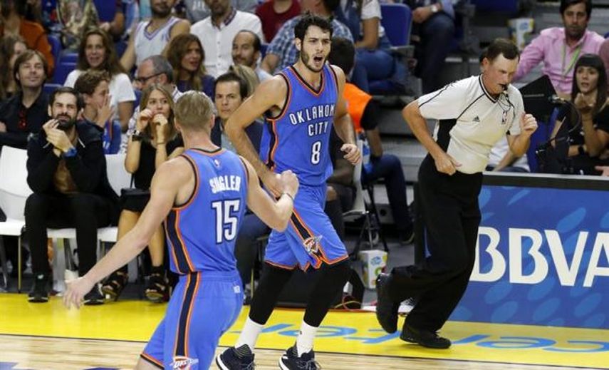Álex Abrines firma, entre abucheos, un buen debut en la derrota de Oklahoma