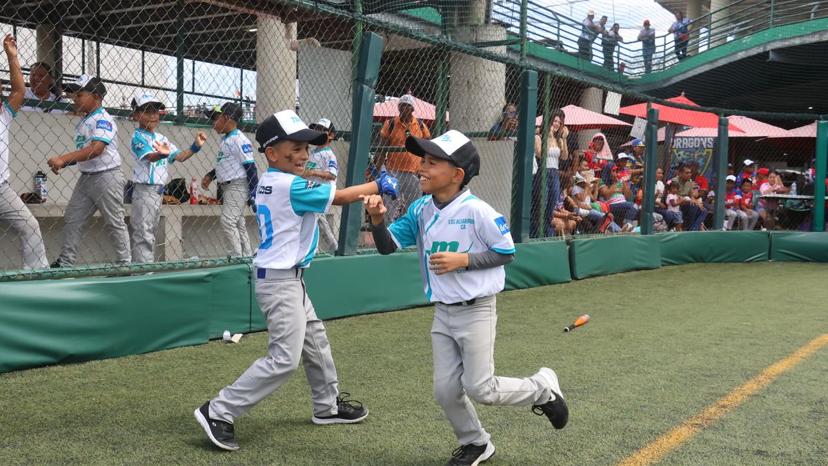 Dos jugadores del equipo de Los Algarrobos de Chiriquí pasándola bien durante el partido.&nbsp;