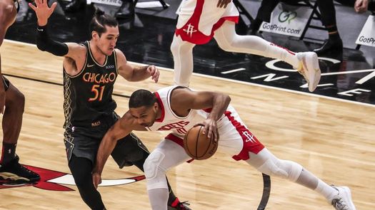 102-103. Rockets, con Gordon, ganan duelo de equipos perdedores