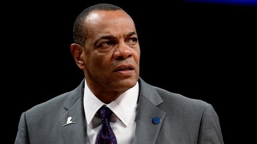 Entrenador asistente de los Lakers no viajará a Orlando